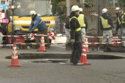 新潟市東区で道路陥没、原因は下水道管の破損か