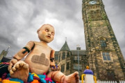 イギリスの街に突如現れた不気味で巨大な赤ちゃん人形に住民も困惑