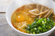 即席ラーメン作る時卵はゆで卵にするかそのまま割って鍋に投入か