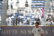 【画像】鳥の群れが飛来し試合が中断となりバットを手にベンチから出てきた角中