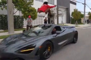 【動画】登録者760万人の海外ユーチューバーさん、走行するスーパーカーの上を飛び越える