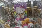 ハローキティ欲しさにクレーンゲーム機内に侵入した男の子、警察がガラスを割って救出