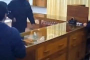 【動画】素早く銃で反応して強盗を撃退した宝飾店の店主がGJ。