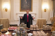 【画像】トランプ「バーガー40人分で」店員「持ち帰りですか？」トランプ「Yes」