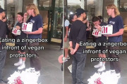 ヴィーガンデモの前でチキンを持ってきて活動家に勧める動画が話題　ヴィーガンを強制するなら肉も強制