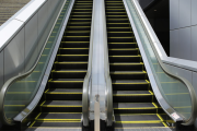 エスカレーターに立ち止まって乗ることを求める条例が可決 全国初か