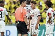 「退場は妥当」川崎FW遠野大弥の足裏タックルでレッド判定に元日本代表DFが持論。家本元審判員は「真っ赤だとは思わない」