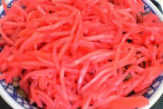 紅生姜が添えられた料理、100%美味い