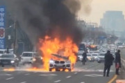 「電気自動車じゃないのに」…信号待ち中だったBMWが突然発火＝韓国の反応