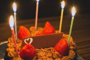 私の誕生日が平日だったので休日にお祝いしようねと職場恋愛中の彼と話していたのですが　同僚女性に言われたからなのか誕生日当日に彼氏がケーキを買ってきました