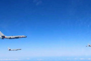 中国爆撃機3機が沖縄通過　太平洋へ、空自緊急発進