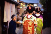中国人「舞妓に服を着せる日本人男性が凄い」　中国の反応