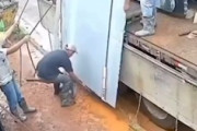 【動画】荷下ろしの事故。重い岩板を降ろそうとしていた男性に起きた悲劇。