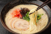 一蘭で“11歳のわが子”に「お子様ラーメンはタダだから」と食べさせる夫…食べ足りなくても「替玉すれば210円」とのことですが、無料の年齢でも“一人前を頼む”べきですか？ 対応策を確認