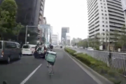 ウーバーイーツ配達員、車道の真ん中を自転車で走ってしまう
