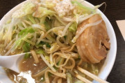 【画像あり】ラーメン頼んだけど隣の席の量見たら不安になったｗｗｗ