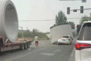 【動画】中国、走行中トレーラーから巨大コンクリ管が落下！乗用車を押し潰す！