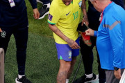 ネイマール、負傷交代後にベンチで涙…優勝候補ブラジルに懸念要素か