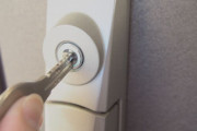 玄関の鍵を掛け忘れた女子短大生が帰宅すると何故か掛かっていた　侵入していた男を逮捕