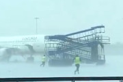 【動画】インドの国際空港で強風に飛ばされた地上支援機材が旅客機に衝突して3機が運行停止に。
