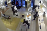 海外「一足早いブラックフライデーだ」 ルイビィトンに堂々と窃盗に入る黒人強盗団