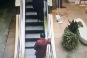 【動画】女さん、エスカレーターでコロコロ転がってしまう