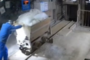 中国の鉱山でトロッコ死亡事故。レールが無い事に気づかなかった作業員が闇に消える。