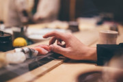 寿司って手で食ってもOKらしいけど手で食ってる人見たことない