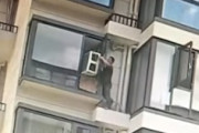 【動画】エアコン取り付け業者が高所から落下してしまう事故。