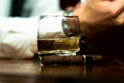 酒とタバコ、辞めるのが難しいのはどっちなのか