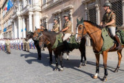 イタリア陸軍の騎兵学校創立200周年を祝い、ローマのシエナ広場まで騎馬行進！
