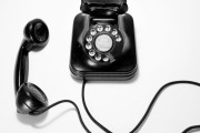 黒電話って今の時代も存在するん？
