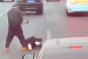 【動画】相手の生命が尽きるまで殴り続ける中国の交通トラブル。