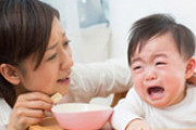 ２歳の子供が食べ物をいつまでもクチャクチャするのに無性に腹が立って「いつまでやってんの！」と怒鳴りつけてしまう。やめたいのにイライラが止まらない