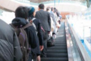 【動画】日本人さん、律儀にエスカレーターの左側に乗ってしまうｗｗｗｗｗ