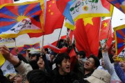 留学生の中国人比率66.5%　日本政府の「国費外国人留学生」に選ばれると往復航空券と、外国人奨励費として学部レベルで月11万7千円、大学院レベルで月14万5千円、それに大学の学費まで日本（文部科学省）が負担する　毎年およそ800人に支給される