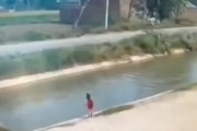 【動画】これは英雄。水路に流されていた幼児の命を救った男たち。