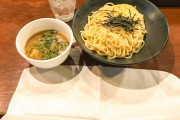 男のくせにラーメン屋で紙エプロンするやつ　←こいつの正体