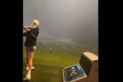 男性「悪天候だけど打ちっぱなしゴルフするでーｗ」→とんでもないミラクルが起こるｗｗｗｗｗｗｗ
