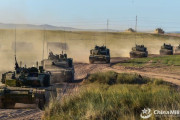 中国陸軍機甲部隊が長距離機動作戦訓練を実施…99式戦車などが轟音を響かせ行軍！