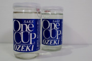 外国人「ワンカップ大関はスタイリッシュでおしゃれ」海外で人気上昇 |  コンビニでバイトしてた時、早朝に作業着姿で現れてワンカップを購入して店の前で一気飲みし、