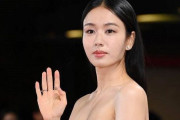 韓国の女優さん、映画賞の授賞式でドレスがずり落ちて露わな姿を晒してしまう・・・