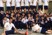 1軍男子「女子たち記念撮影しようぜ！男どもは後ろにでも立っとけw」ﾊﾟｼｬ