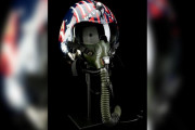 「トップガン」のヘルメットが競売に、トム・クルーズ着用