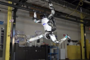 ボストン・ダイナミクスの2足歩行ロボ「Atlas」、倒立前転や開脚ジャンプを披露