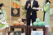 【画像】最高級メロンを美女から手渡されデレデレの岸田総理と、それを手渡す美女の視線をご覧下さい
