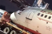【動画】インドで陸上輸送中のエアバスA320が歩道橋に衝突してしまう事故。