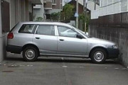 外国人「日本よ、これは一体どうやって駐車してるんだ？？」