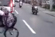 【動画】ママチャリさん、子供を乗せてても道路を縦横無尽ｗｗｗｗｗ