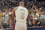 これはカオス！NBAスター選手たちが個々の試合前ルーチンを一斉に行う